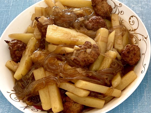 土豆粉条烧丸子