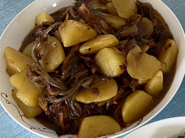 土豆粉条红烧肉