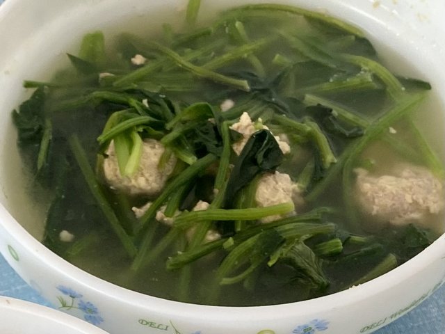 菠菜汆丸子