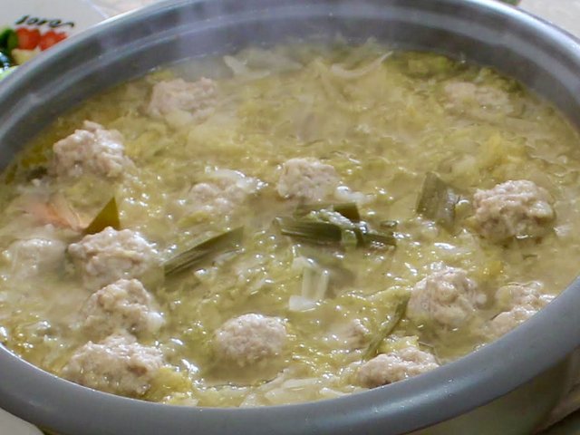 酸菜海鲜汆羊肉丸子