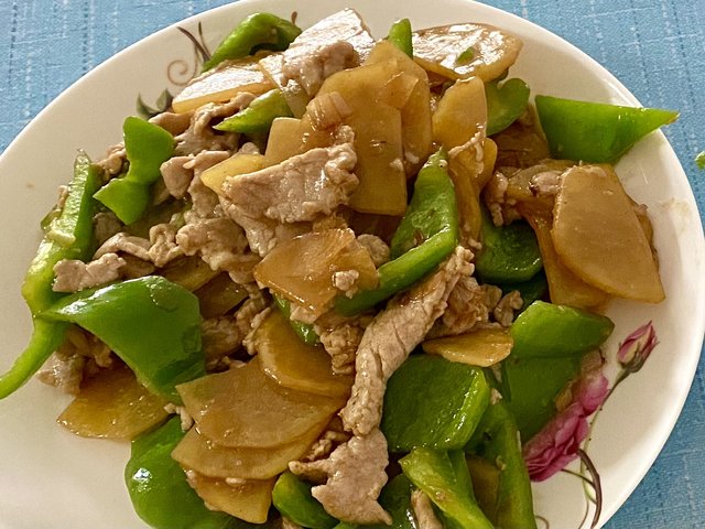 青椒土豆炒肉片