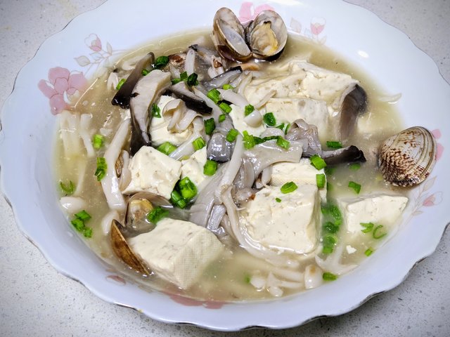 青蛤蘑菇豆腐汤