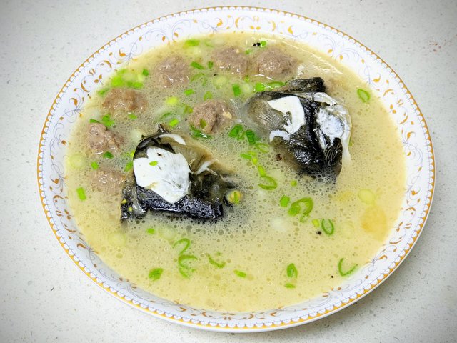 鱼头汤汆羊肉丸子